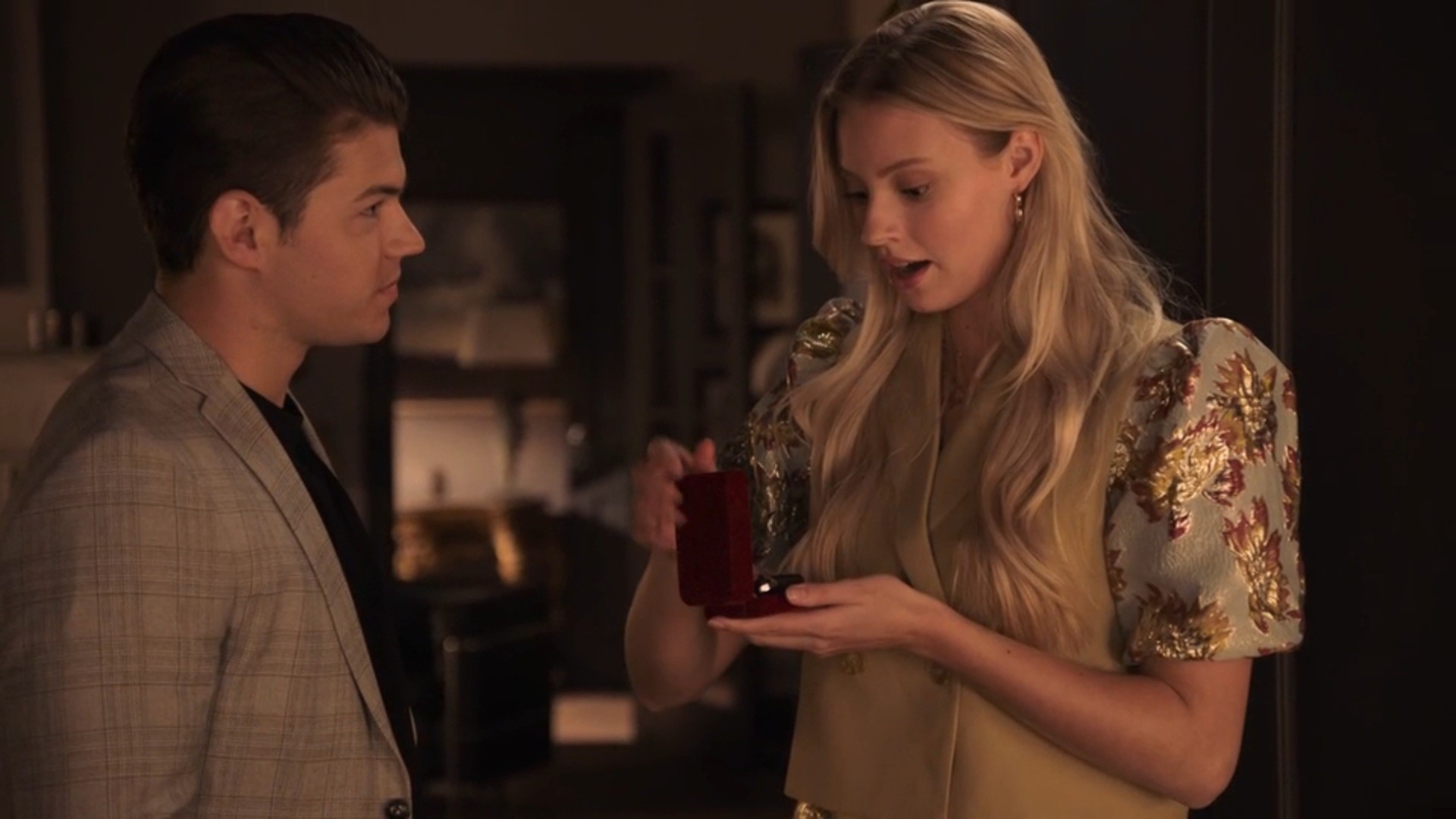 Nola krijgt een auto cadeau van Valentijn